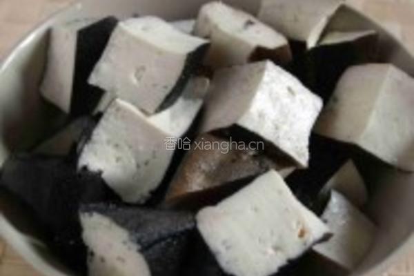 臭豆腐肥肠煲的做法图解2