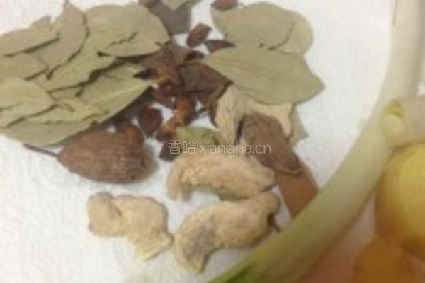 五香卤牛肉配凤爪的做法图解1