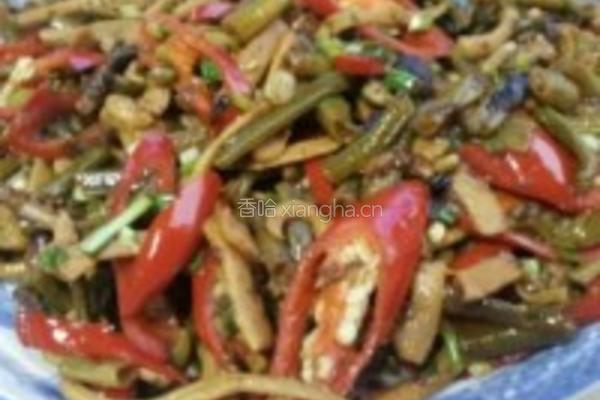香辣酸豆角炒墨鱼的做法图解4