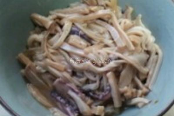 香辣酸豆角炒墨鱼的做法图解1