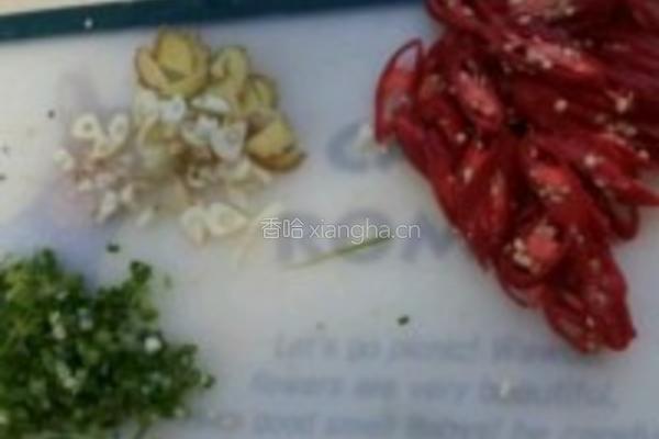 香辣酸豆角炒墨鱼的做法图解3