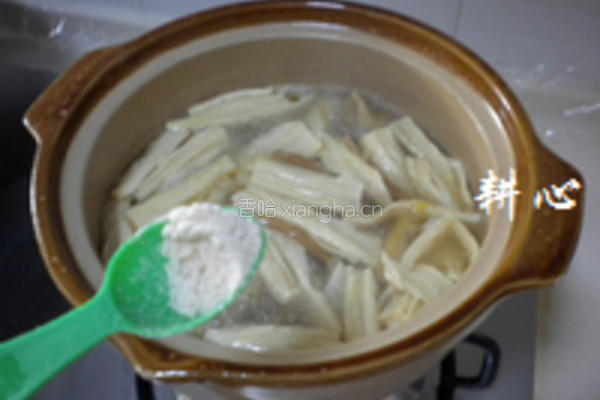 金针菜腐竹排骨汤的做法图解11