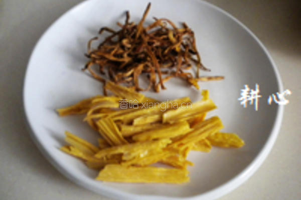 金针菜腐竹排骨汤的做法图解1