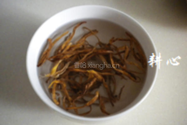 金针菜腐竹排骨汤的做法图解2