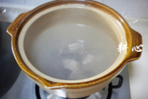 金针菜腐竹排骨汤的做法图解5