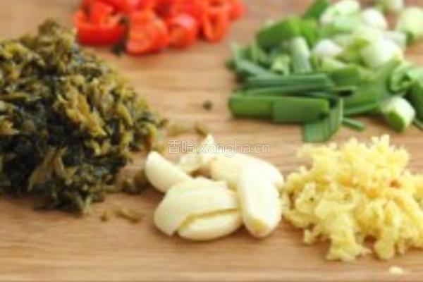 雪菜豆腐烧青占鱼的做法图解1