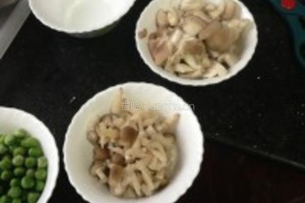 青豆菌菇鲜虾汤的做法图解2