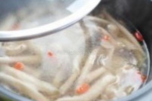 菌菇牛髓汤的做法图解3