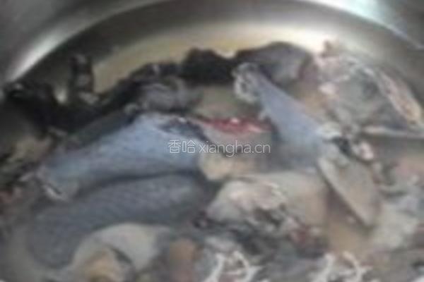 虫草花淮山乌鸡汤的做法图解1