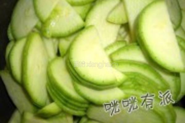 虾米皮炒角瓜的做法图解1