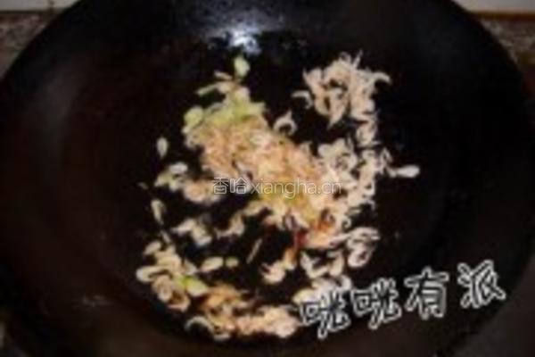 虾米皮炒角瓜的做法图解3