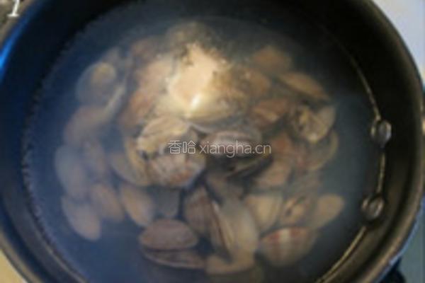 蛤蜊土豆汤的做法图解1