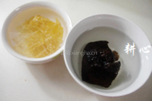 黑虎掌花胶炖鸡脚汤的做法图解2