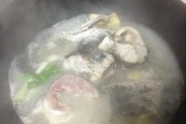 枸杞黑鱼汤的做法图解3