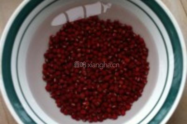 四步骤做红豆沙的做法图解1