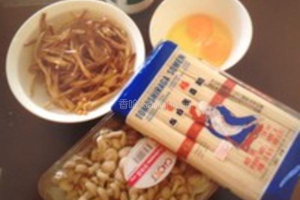 黄花菜蘑菇鸡蛋凉面的做法图解1
