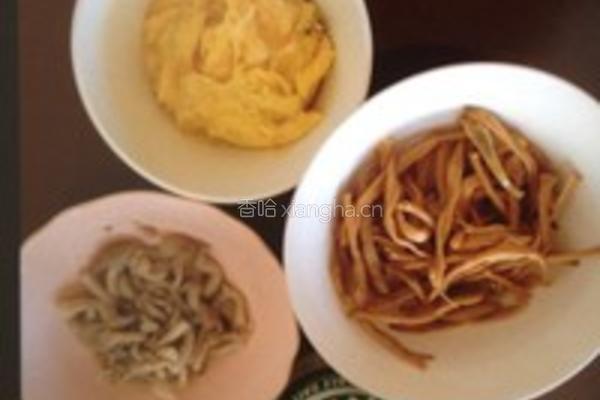 黄花菜蘑菇鸡蛋凉面的做法图解3