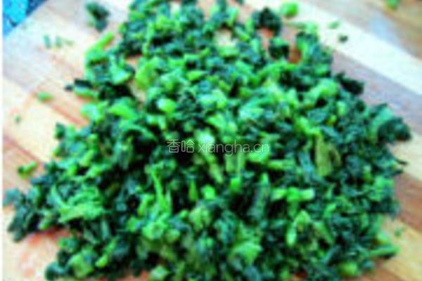 雪菜炒蚕豆的做法图解1