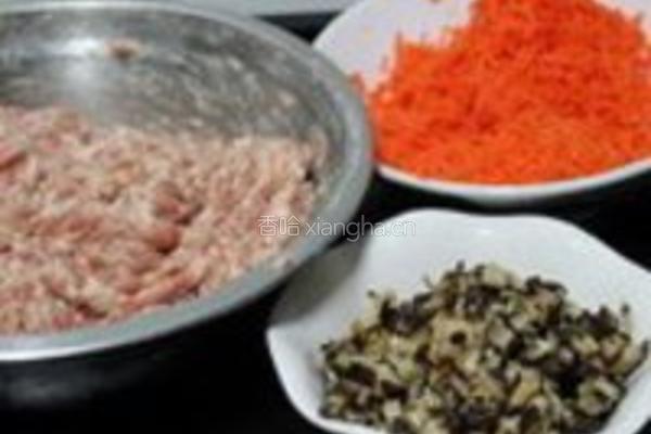 胡萝卜冬菇猪肉馅馄饨的做法图解2