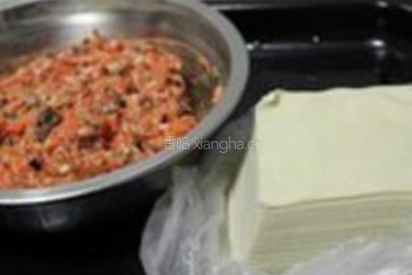 胡萝卜冬菇猪肉馅馄饨的做法图解3