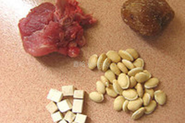 茯苓扁豆猪脊骨汤的做法图解1