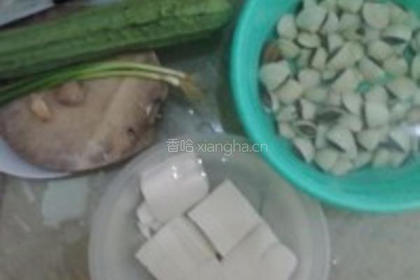 蛤蜊豆腐丝瓜汤的做法图解1