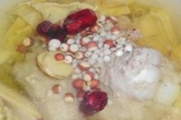 芡实薏仁竹笋干大骨汤的做法图解1