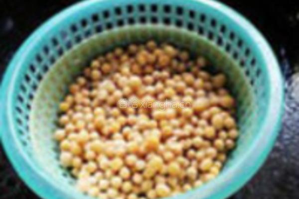 番茄黄豆猪皮汤的做法图解3