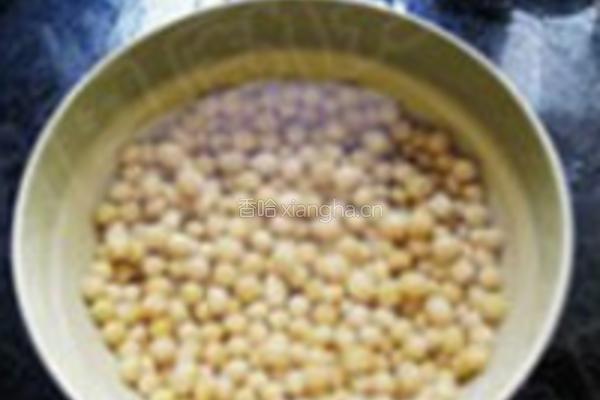 番茄黄豆猪皮汤的做法图解2