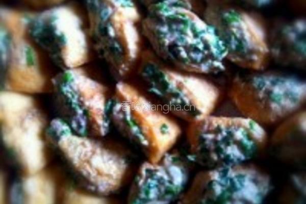 白萝卜煲猪肉韭菜酿油豆腐汤的做法图解3