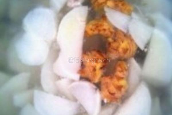 白萝卜煲猪肉韭菜酿油豆腐汤的做法图解4