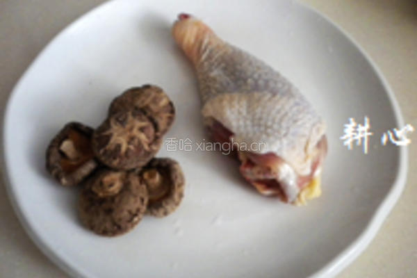 香菇丝炒鸡腿肉的做法图解1