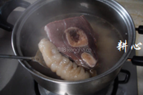 海参花胶火腿汤的做法图解2