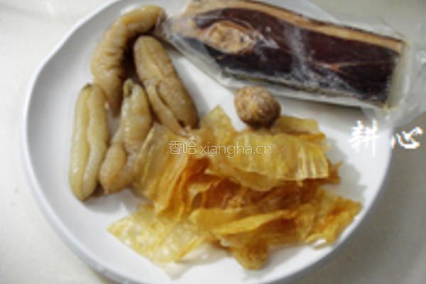海参花胶火腿汤的做法图解1