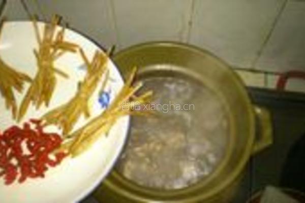 黄花菜枸杞排骨汤的做法图解6