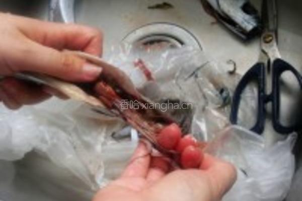 香辣红烧带鱼的做法图解1