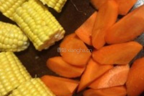 粟米红萝卜猪骨汤的做法图解1