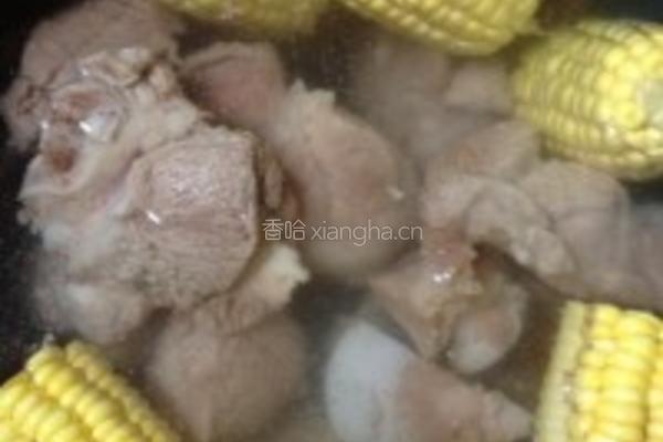 粟米红萝卜猪骨汤的做法图解3