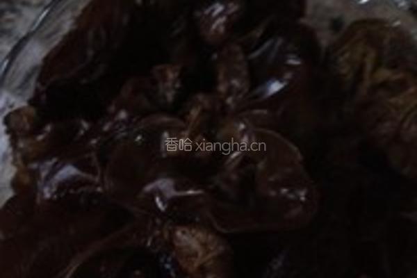 蘑菇木耳乌骨鸡汤的做法图解1