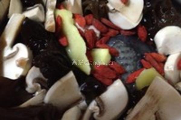 蘑菇木耳乌骨鸡汤的做法图解5