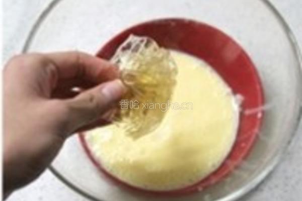 桃花手绘蛋糕卷的做法图解2
