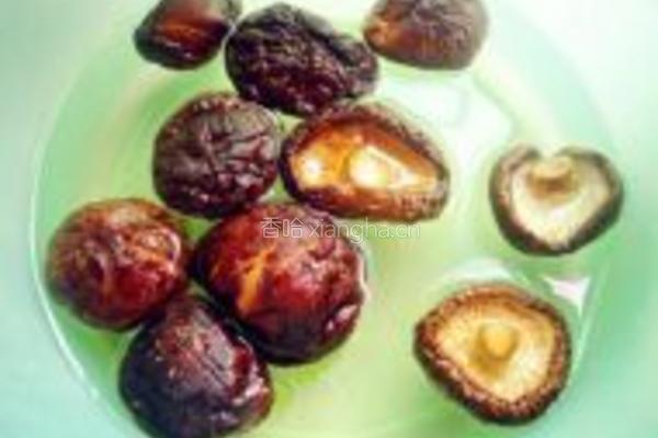 香菇黄花菜炖鸡的做法图解2