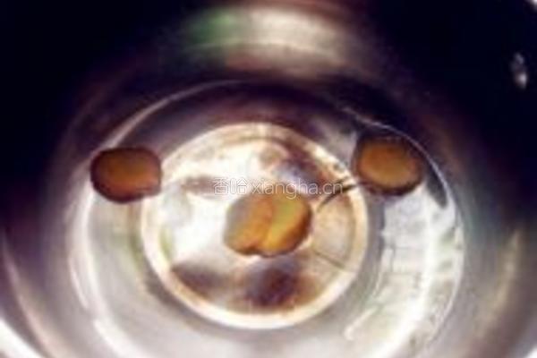 香菇黄花菜炖鸡的做法图解5