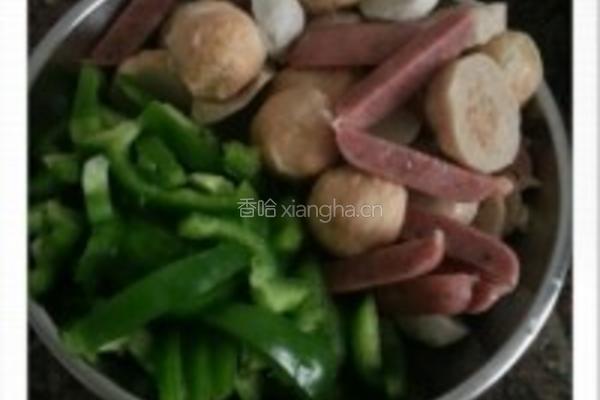 青椒炒鱼丸的做法图解1