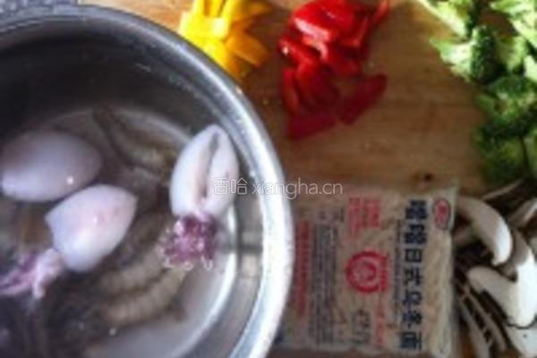 日式墨鱼鲜虾乌东面的做法图解1