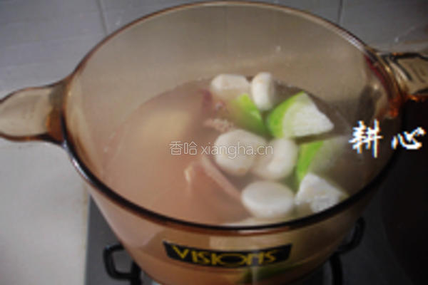 青萝卜马蹄鱿鱼汤的做法图解3