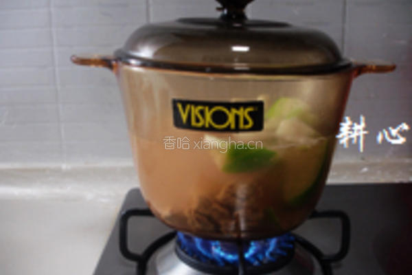 青萝卜马蹄鱿鱼汤的做法图解4