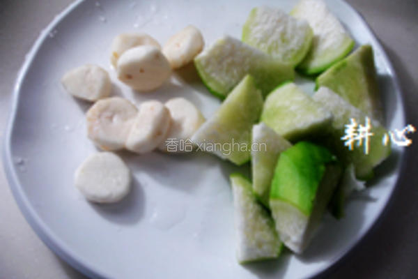 青萝卜马蹄鱿鱼汤的做法图解2
