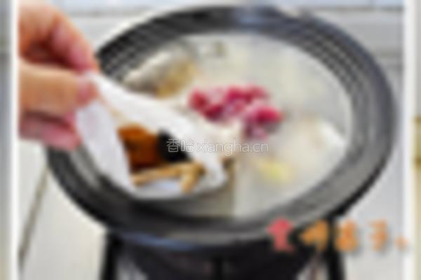 鲫鱼生地土茯苓汤的做法图解2