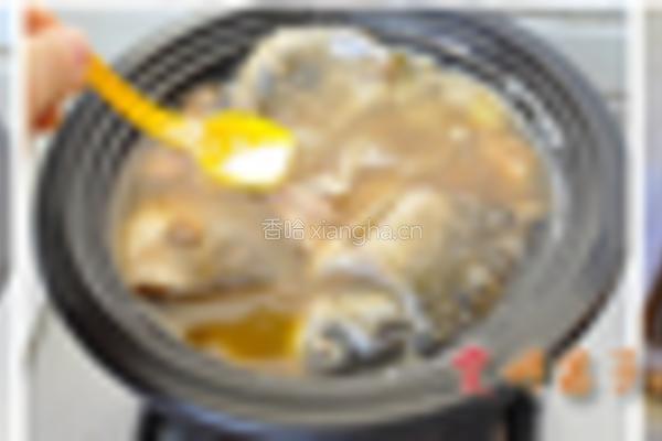 鲫鱼生地土茯苓汤的做法图解3